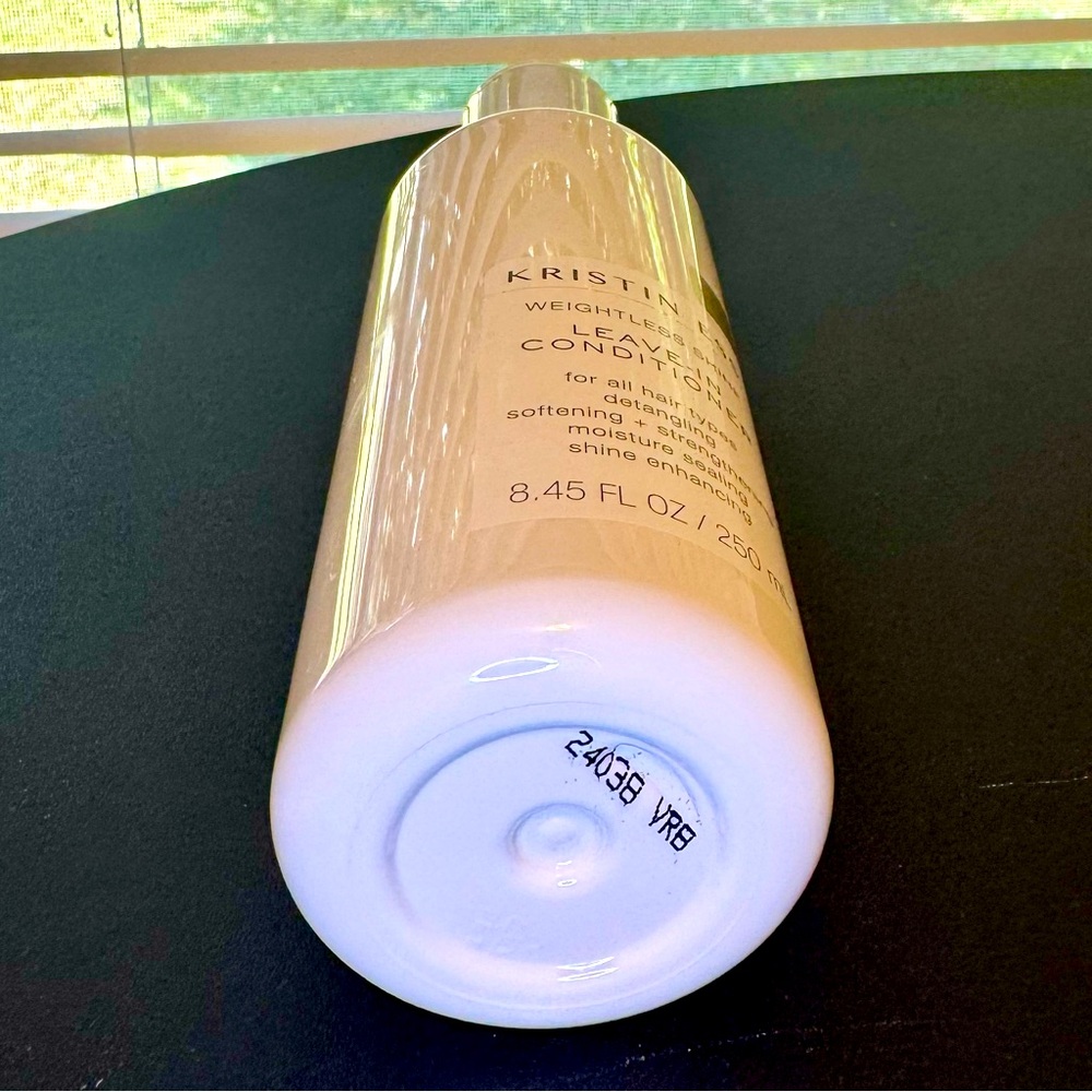 Leave-In Conditioner Weightless Shine _ 250ml / 8.45 fl oz - Picture 4 of 5